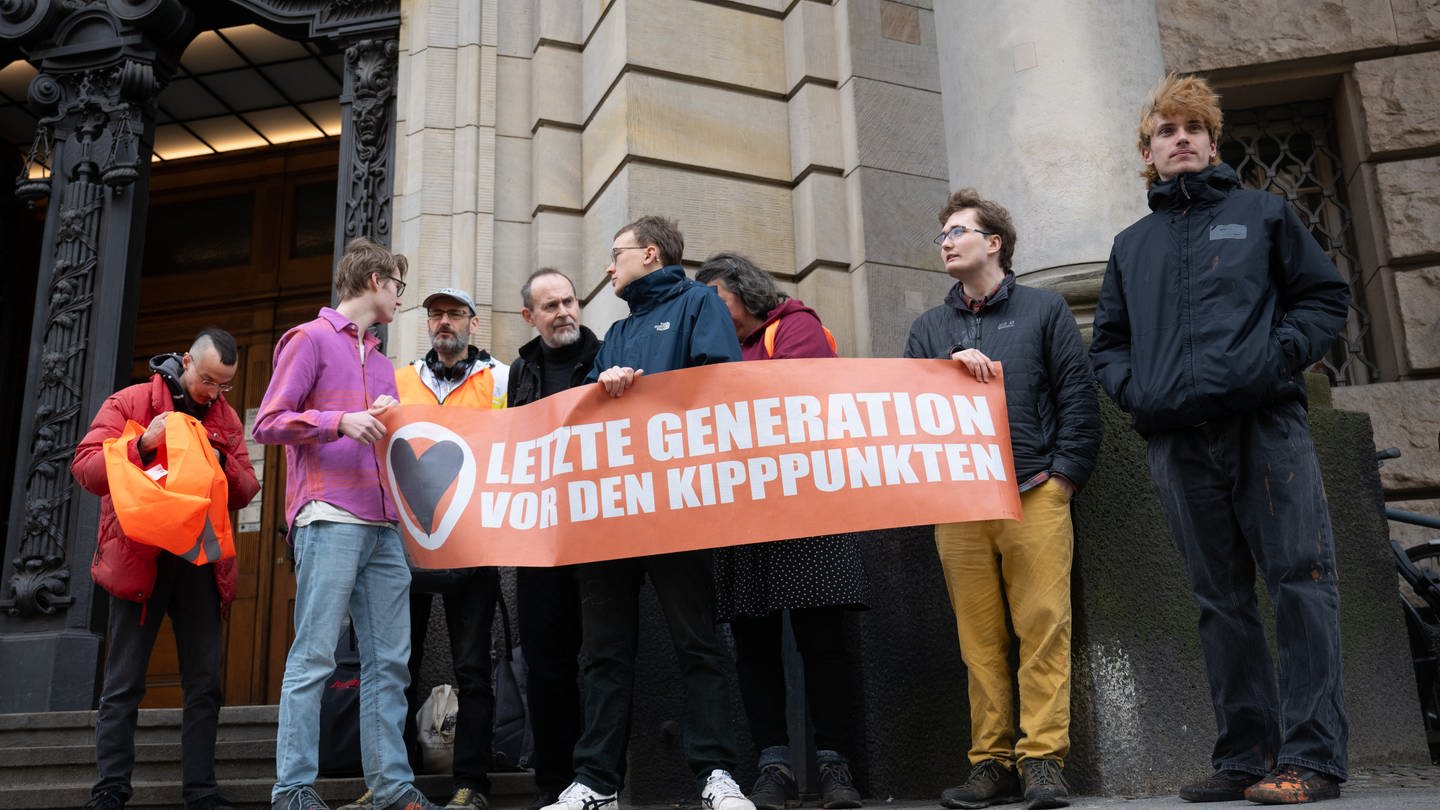 Die Letzte Generation hat Tausende Unterschriften gesammelt. Jetzt will die Gruppe das Europaparlament aufmischen. (Foto: dpa Bildfunk, picture alliance/dpa | Sebastian Gollnow)
