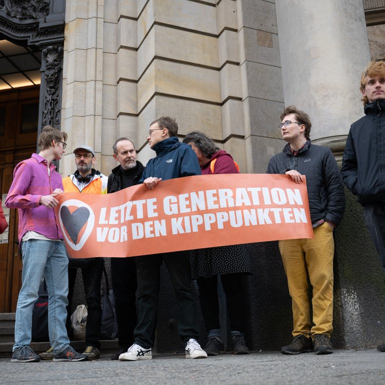 Die Letzte Generation hat Tausende Unterschriften gesammelt. Jetzt will die Gruppe das Europaparlament aufmischen.  (Foto: dpa Bildfunk, picture alliance/dpa | Sebastian Gollnow)