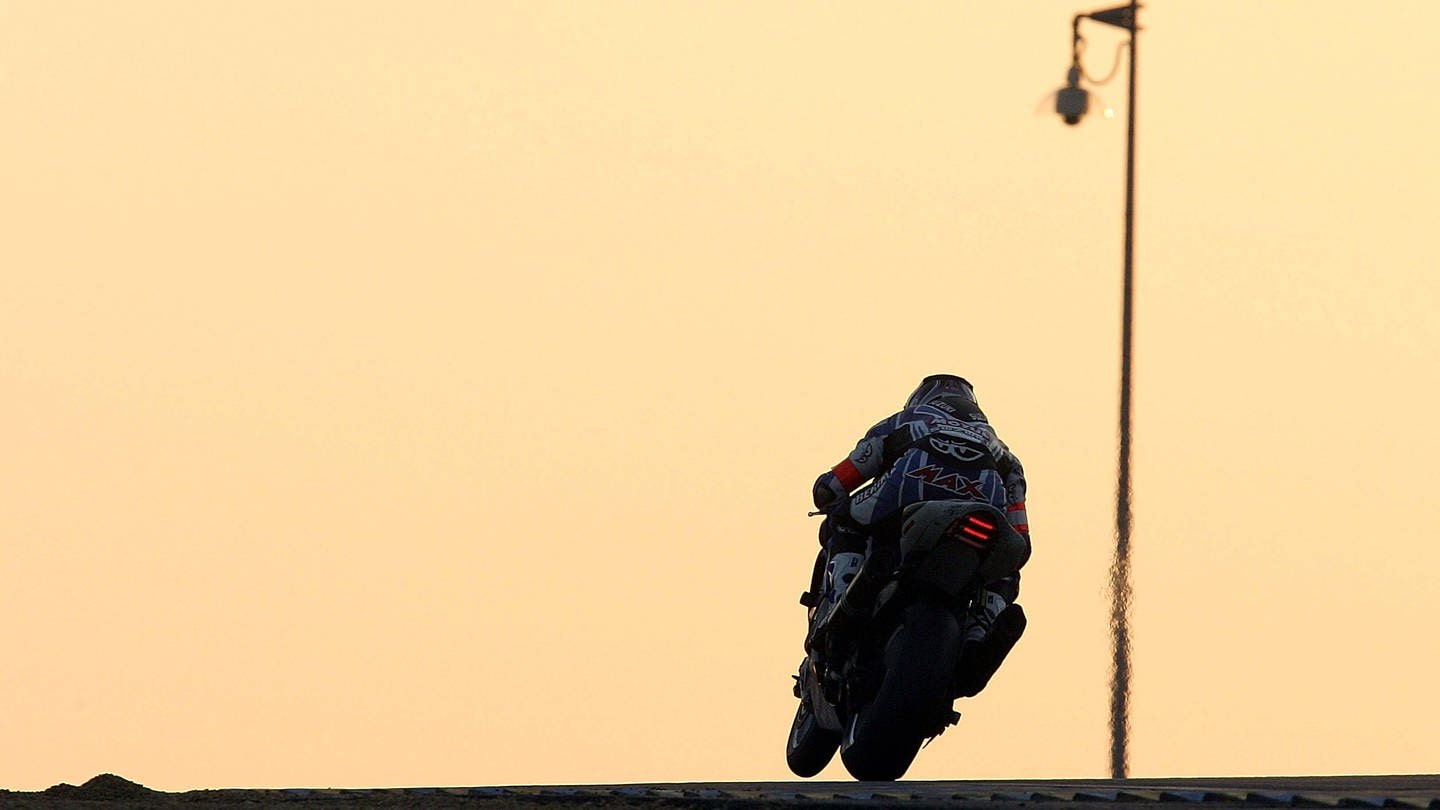 SYMBOLBILD: Motorradfahrer fährt in den Horizont. (Foto: IMAGO, IMAGO / PanoramiC)