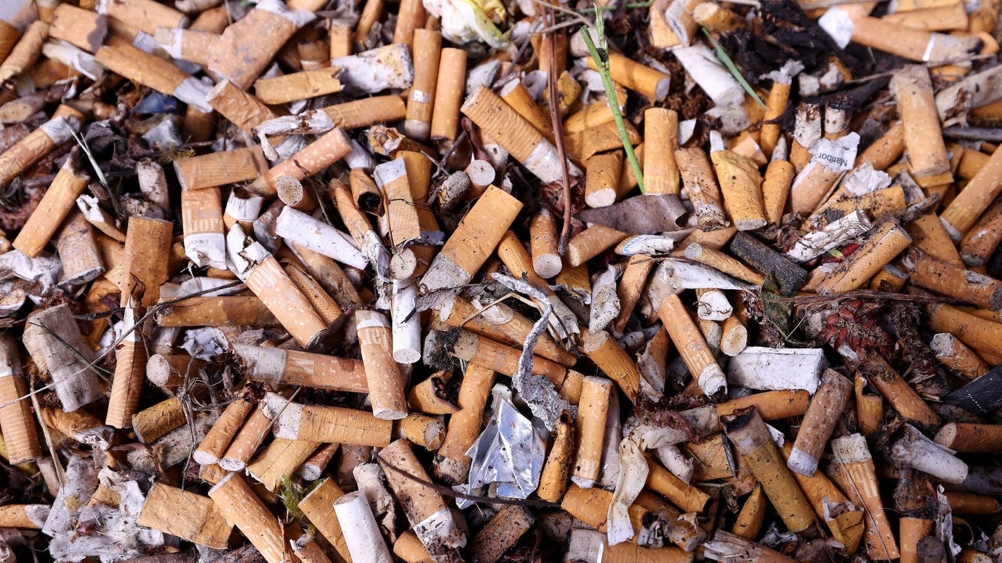 Die belgische Stadt Ath sammelt Zigarettenstummel, um sie zu recyclen. (Foto: dpa Bildfunk, picture alliance/dpa | David Young)