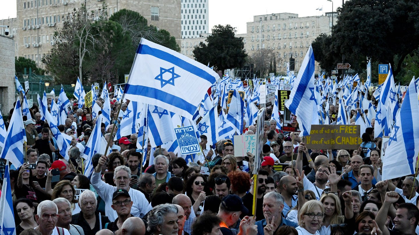 In Israel sind die Menschen am Sonntagabend wieder auf die Straße gegangen. Es war wohl die größte Demo seit Kriegsbeginn. (Foto: IMAGO, IMAGO / UPI Photo)