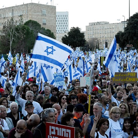 In Israel sind die Menschen am Sonntagabend wieder auf die Straße gegangen. Es war wohl die größte Demo seit Kriegsbeginn. (Foto: IMAGO, IMAGO / UPI Photo)