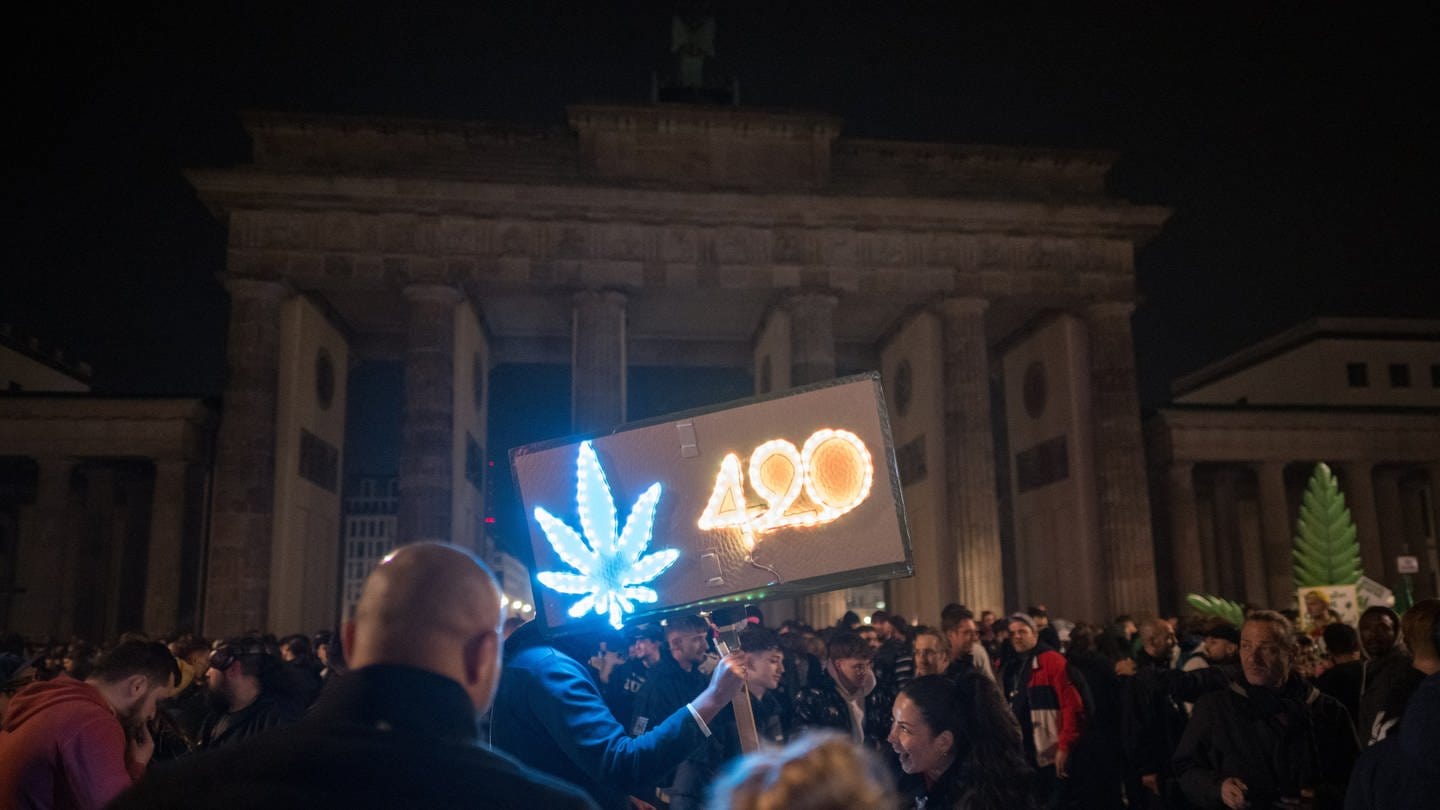 Am Brandenburger Tor haben Aktivisten in die Legalisierung reingefeiert. (Foto: dpa Bildfunk, picture alliance/dpa | Sebastian Gollnow)