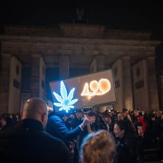 Am Brandenburger Tor haben Aktivisten in die Legalisierung reingefeiert. (Foto: dpa Bildfunk, picture alliance/dpa | Sebastian Gollnow)