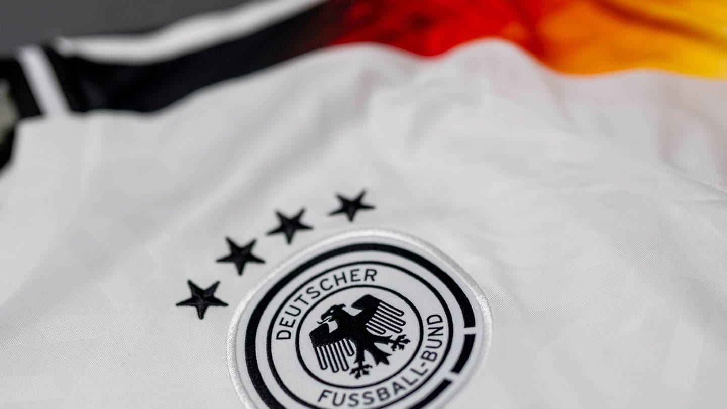 Es gibt wieder Ärger für Adidas: Diesmal geht es um die Rückennummer 44 auf den neuen DFB-Trikots, die rein optisch an ein Symbol aus der Nazi-Zeit erinnert. (Foto: IMAGO, IMAGO / Revierfoto)