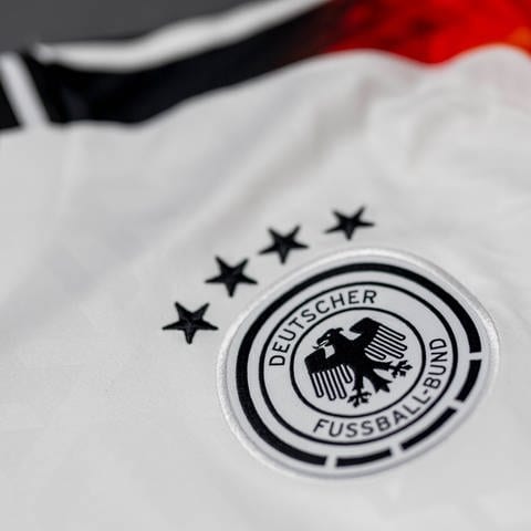 Es gibt wieder Ärger für Adidas: Diesmal geht es um die Rückennummer 44 auf den neuen DFB-Trikots, die rein optisch an ein Symbol aus der Nazi-Zeit erinnert. (Foto: IMAGO, IMAGO / Revierfoto)