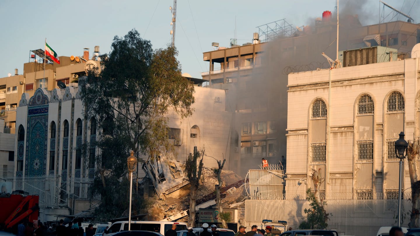 Bei einem Luftangriff auf die iranische Botschaft sollen wichtige Mitglieder der iranischen Revolutionsgarden getötet worden sein. Der Iran droht Israel. (Foto: dpa Bildfunk, picture alliance/dpa/AP | Omar Sanadiki)