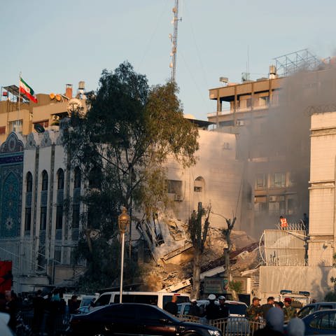 Bei einem Luftangriff auf die iranische Botschaft sollen wichtige Mitglieder der iranischen Revolutionsgarden getötet worden sein. Der Iran droht Israel. (Foto: dpa Bildfunk, picture alliance/dpa/AP | Omar Sanadiki)