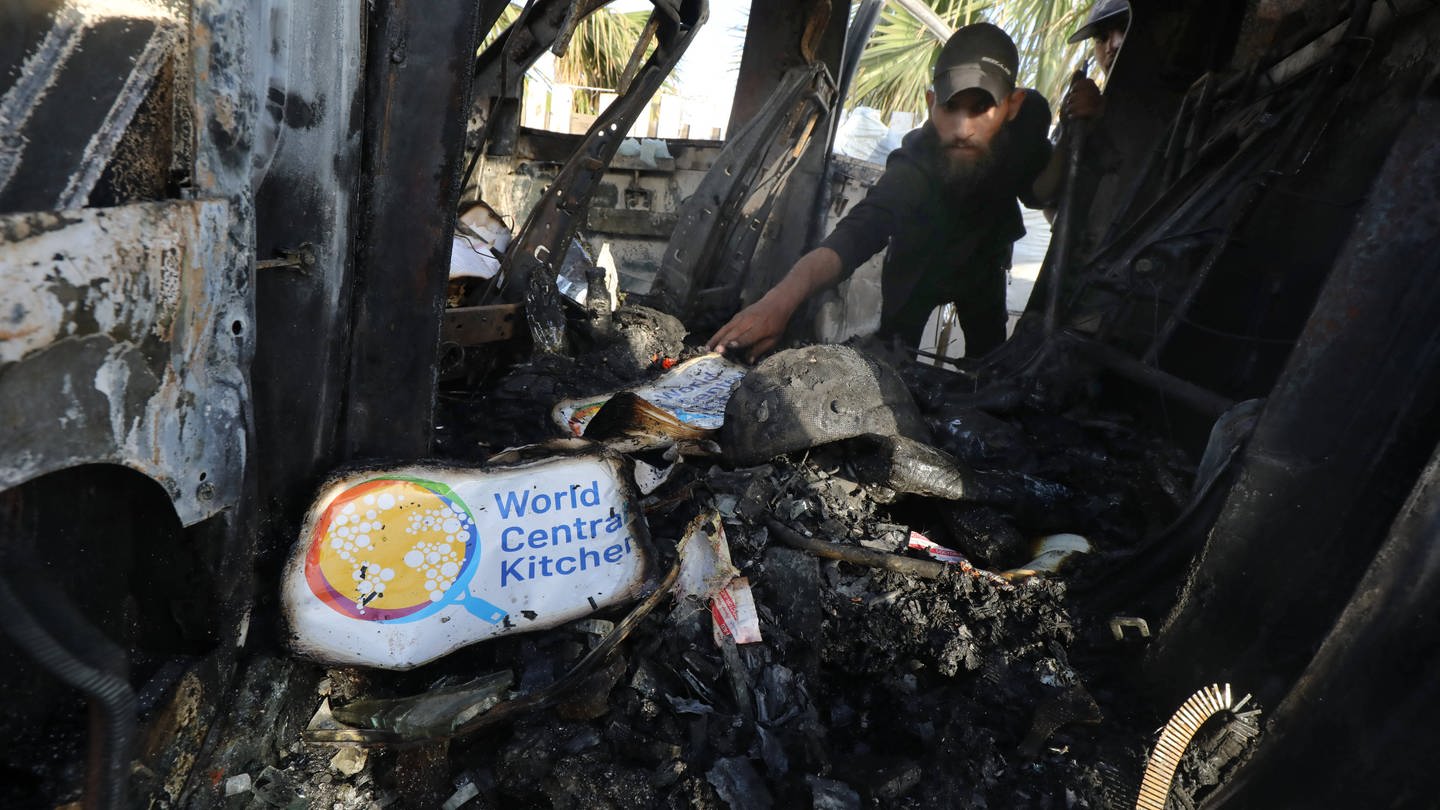Zerstörtes Fahrzeug der Hilfsorganisation World Central Kitchen (Foto: IMAGO, IMAGO / APAimages)