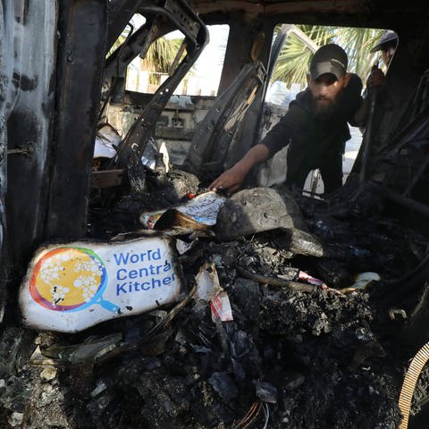 Zerstörtes Fahrzeug der Hilfsorganisation World Central Kitchen (Foto: IMAGO, IMAGO / APAimages)