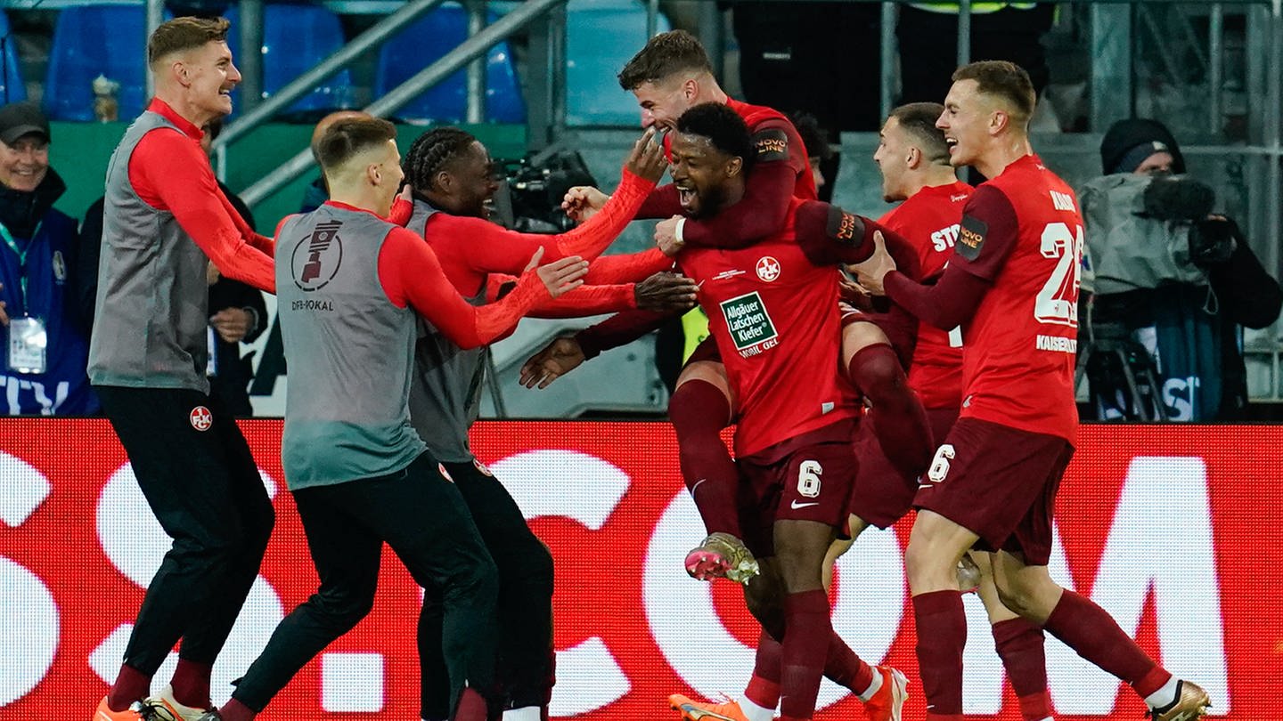 DFB-Pokal-Halbfinale: Kaiserslauterns Almamy Touré (4.v.r) jubelt nach seinem Tor zum 0:2 gegen Saarbrücken mit seinen Teamkollegen. (Foto: dpa Bildfunk, picture alliance/dpa | Uwe Anspach)