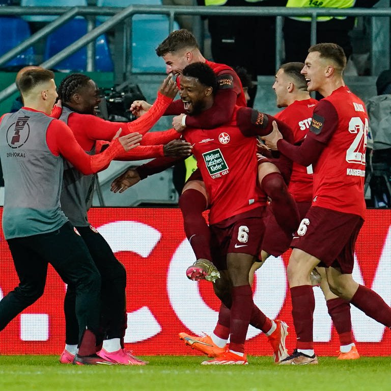 DFB-Pokal-Halbfinale: Kaiserslauterns Almamy Touré (4.v.r) jubelt nach seinem Tor zum 0:2 gegen Saarbrücken mit seinen Teamkollegen.