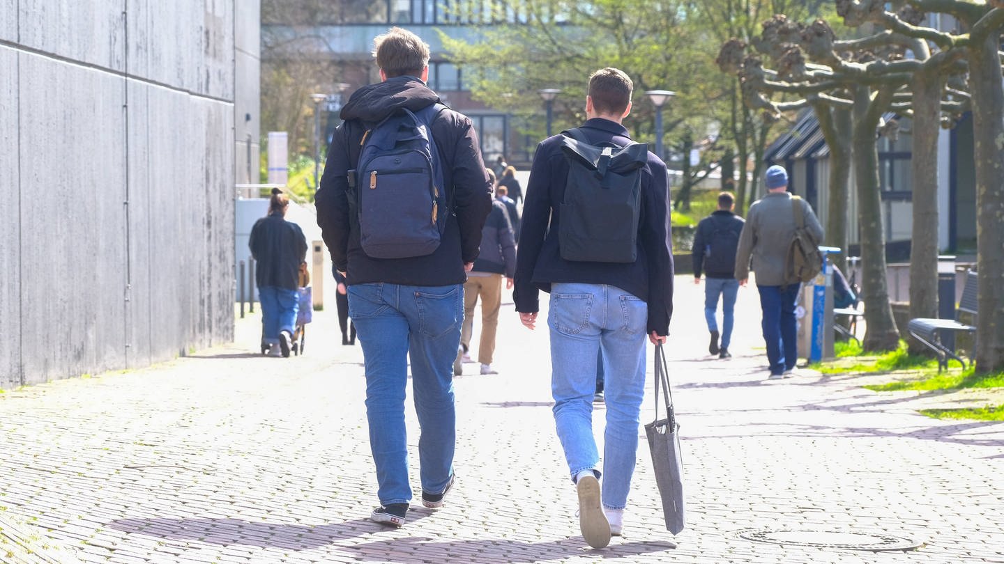 SYMBOLBILD: Studierende der Heinrich-Heine-Universität (HHU) auf dem Campus. (Foto: IMAGO, IMAGO / Michael Gstettenbauer)