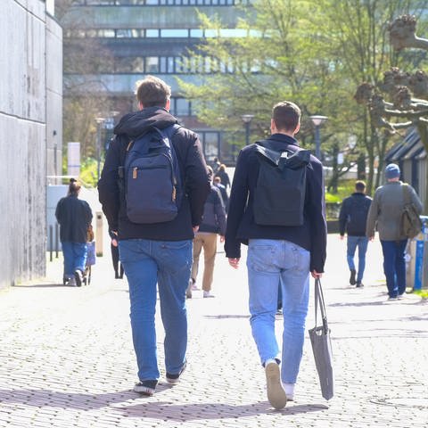SYMBOLBILD: Studierende der Heinrich-Heine-Universität (HHU) auf dem Campus. (Foto: IMAGO, IMAGO / Michael Gstettenbauer)