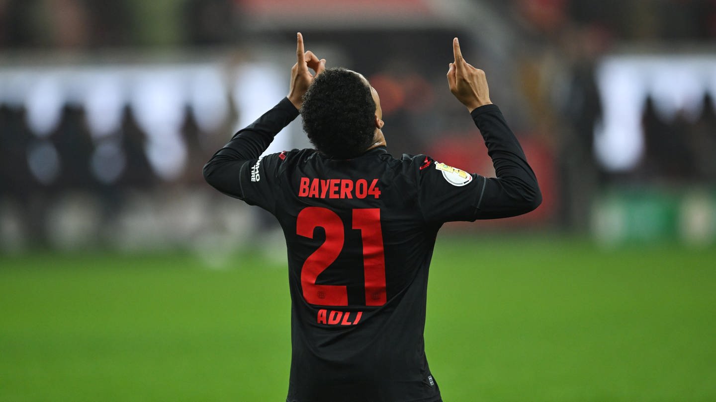 Bayer Leverkusens Amine Adli jubelt nach seinem Tor zum 2:0 gegen Fortuna Düsseldorf im DFB-Pokal-Halbfinale. (Foto: dpa Bildfunk, picture alliance/dpa | Marius Becker)