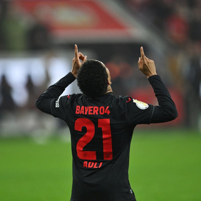 Bayer Leverkusens Amine Adli jubelt nach seinem Tor zum 2:0 gegen Fortuna Düsseldorf im DFB-Pokal-Halbfinale. (Foto: dpa Bildfunk, picture alliance/dpa | Marius Becker)