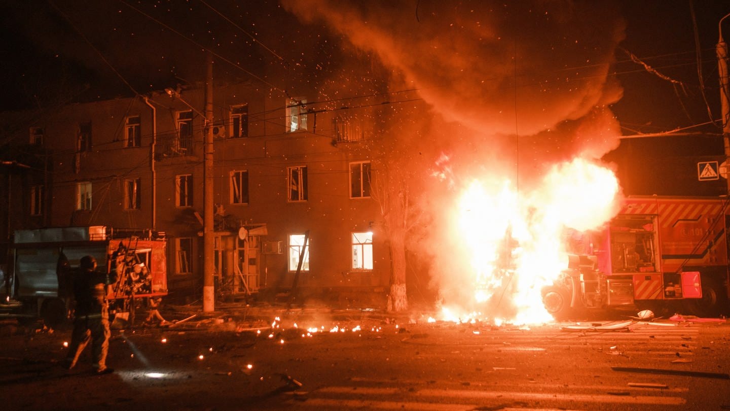 Ein brennendes Haus im Wohngebiet in Charkiw in der Ukraine nach einem Drohnen-Angriff aus Russland. (Foto: dpa Bildfunk, picture alliance/dpa/AP | George Ivanchenko)