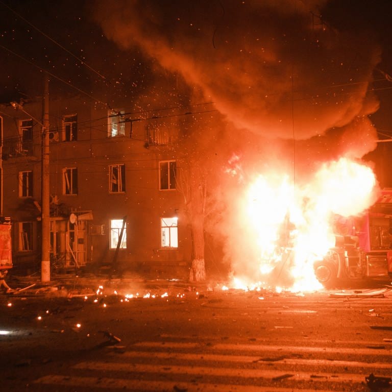 Ein brennendes Haus im Wohngebiet in Charkiw in der Ukraine nach einem Drohnen-Angriff aus Russland.  (Foto: dpa Bildfunk, picture alliance/dpa/AP | George Ivanchenko)