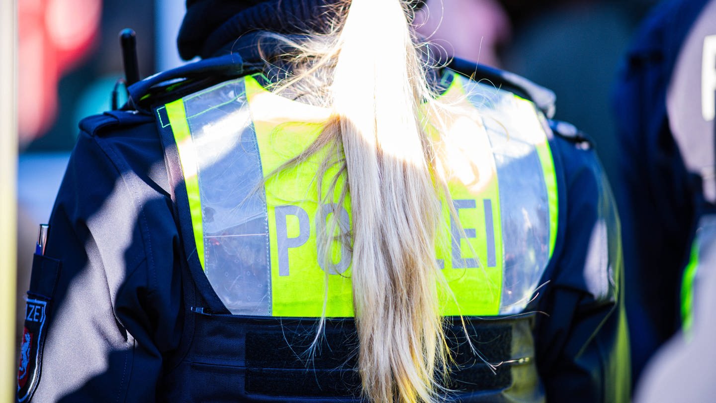 Blonde Polizistin von hinten (Foto: IMAGO, Symbolbild IMAGO / Noah Wedel)