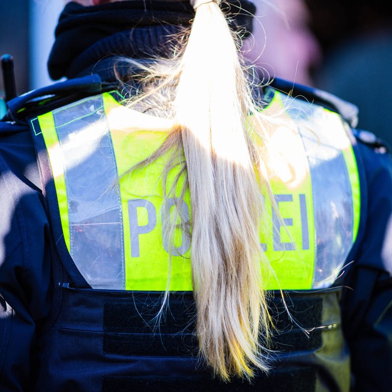 Blonde Polizistin von hinten (Foto: IMAGO, Symbolbild IMAGO / Noah Wedel)