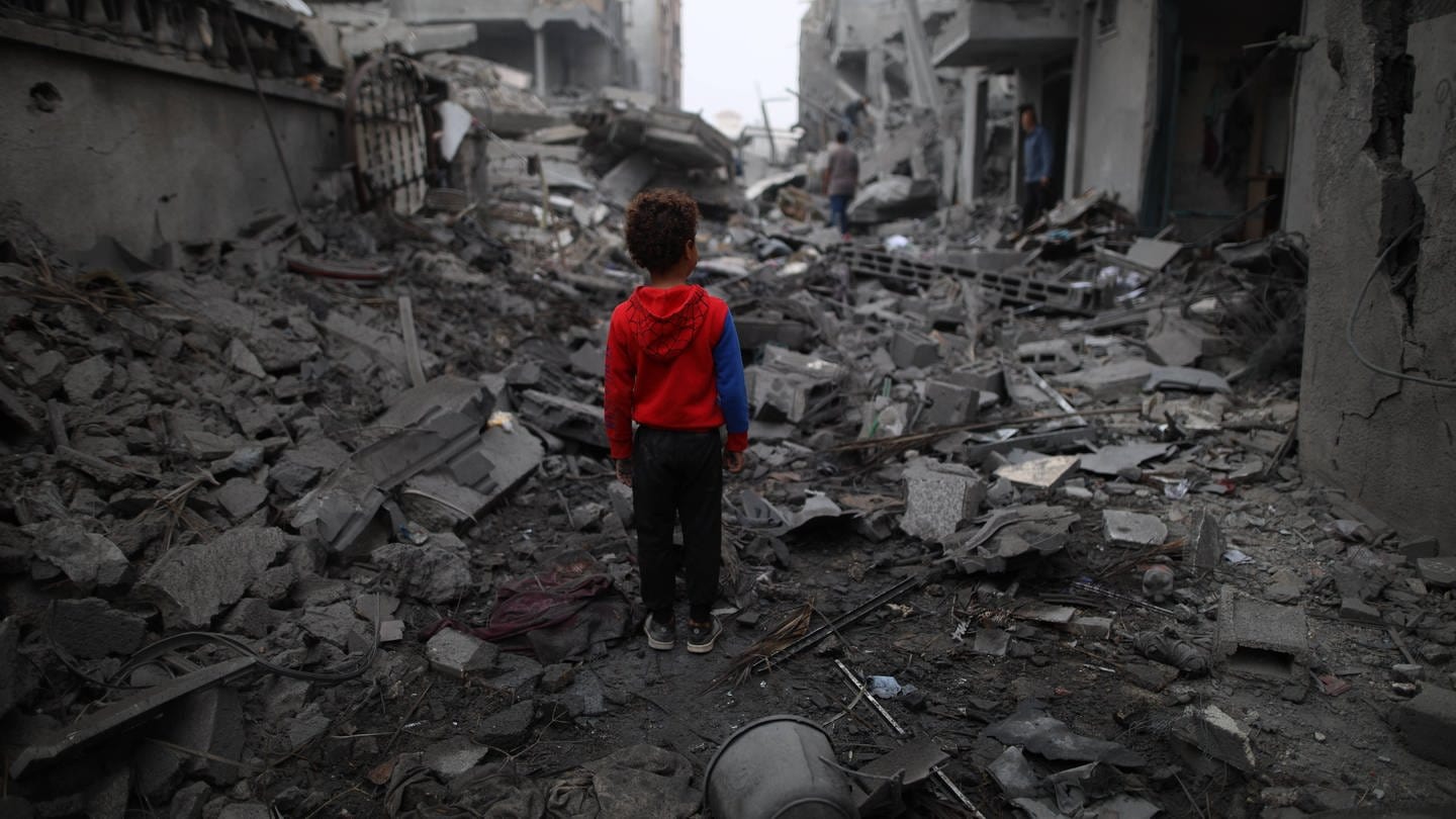 Ein Kind im zerstörten Gaza: Israel verspricht mehr Hilfe und Lebensmittel für die Menschen im Gazastreifen. (Foto: IMAGO, IMAGO / Xinhua)