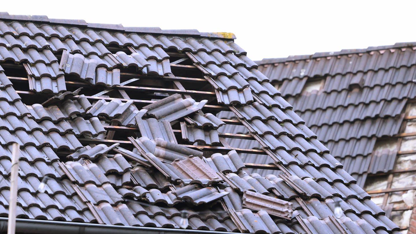 Ein beschädigtes Dach in Korschenbroich. In Korschenbroich bei Mönchengladbach hat am Donnerstag möglicherweise ein Tornado ungefähr 20 Häuser beschädigt. (Foto: dpa Bildfunk, picture alliance/dpa | David Young)