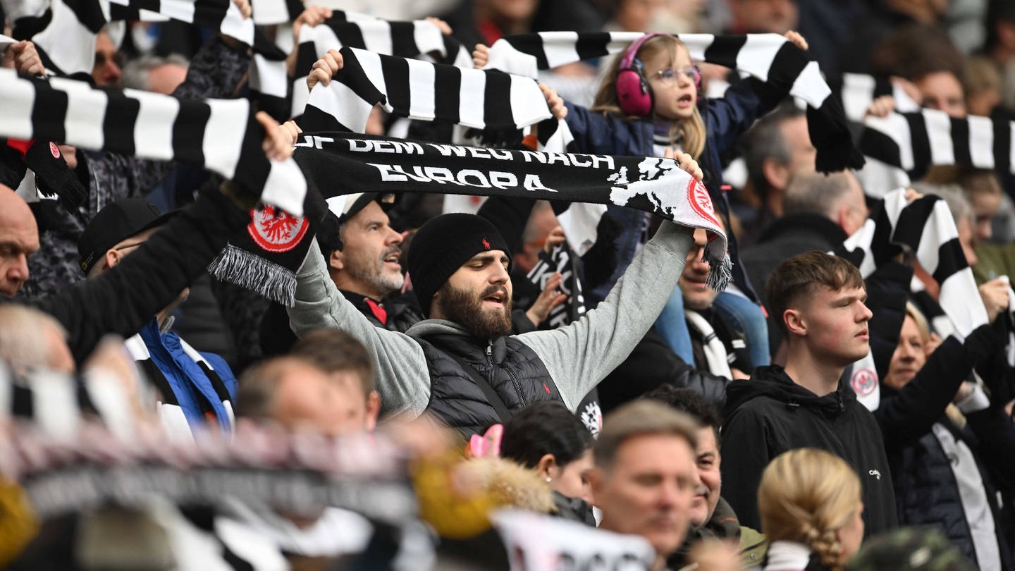Fußball Fans von Eintracht Frankfurt: Warnung vor K.O.-Tropfen im Stadion (Foto: IMAGO, IMAGO / Revierfoto)
