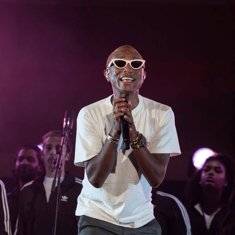 Pharrell Williams mit Mikrofon auf der Bühne (Foto: dpa Bildfunk, IMAGO / Pacific Press Agency)