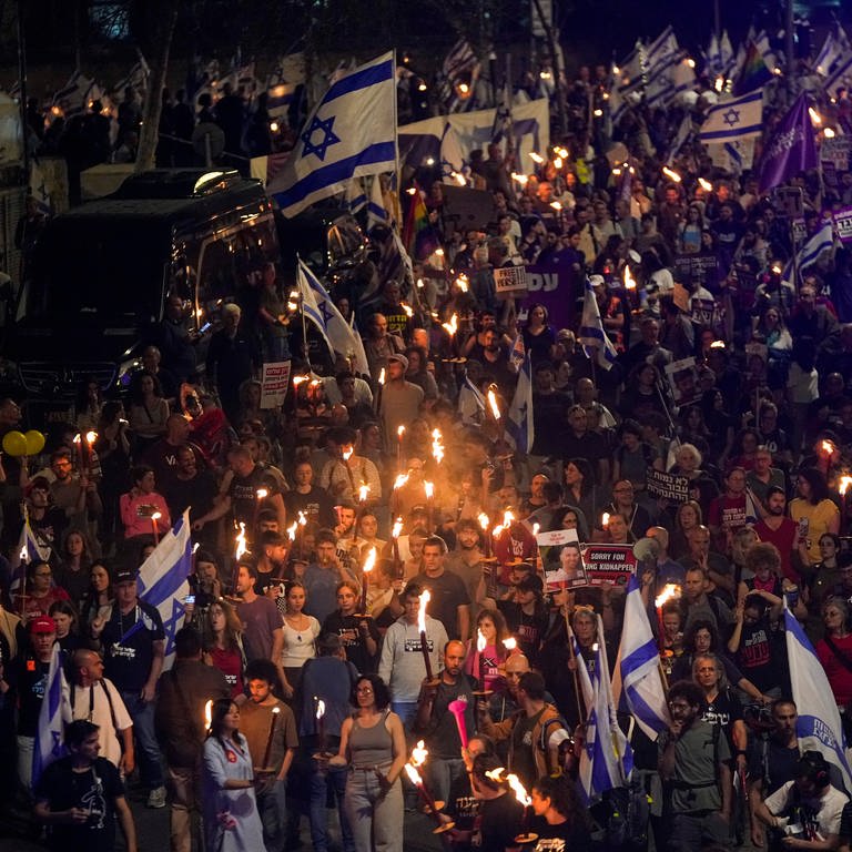 Menschen nehmen an einem Protest gegen die Regierung des israelischen Premierministers Netanjahu teil und fordern die Freilassung von Geiseln, die im Gazastreifen von der Hamas festgehalten werden. (Foto: dpa Bildfunk, picture alliance/dpa/AP | Ohad Zwigenberg)