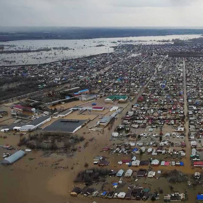 Das Ausmaß der Überschwemmung in der Orenburg Region in Russland, nachdem ein Dammbruch für eine Katastrophe gesorgt hat, 