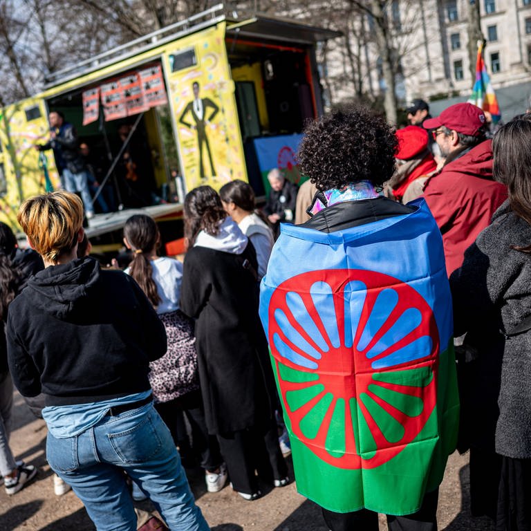 Menschen nehmen zum internationalen Tag der Roma an der Romaday-Parade teil. In Stuttgart findet das Roma Tag Festival statt. (Foto: dpa Bildfunk, picture alliance/dpa | Fabian Sommer)