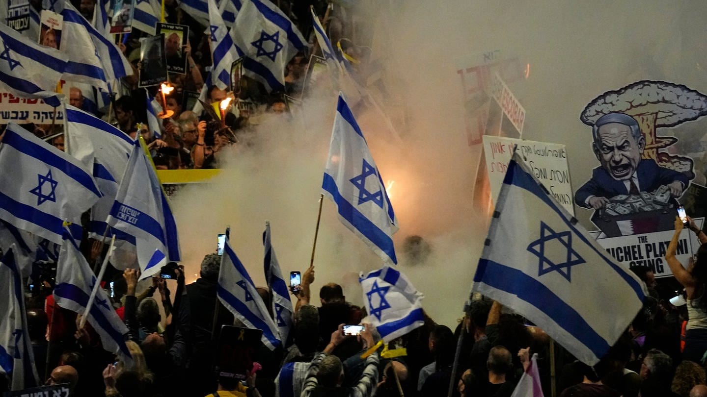 Menschen protestieren gegen die Regierung des israelischen Ministerpräsidenten Netanjahu und fordern die Freilassung der Geiseln, die seit 7. Oktober 2023 im Gazastreifen von der militanten Terrororganisation Hamas festgehalten werden. (Foto: dpa Bildfunk, picture alliance/dpa/AP | Ariel Schalit)