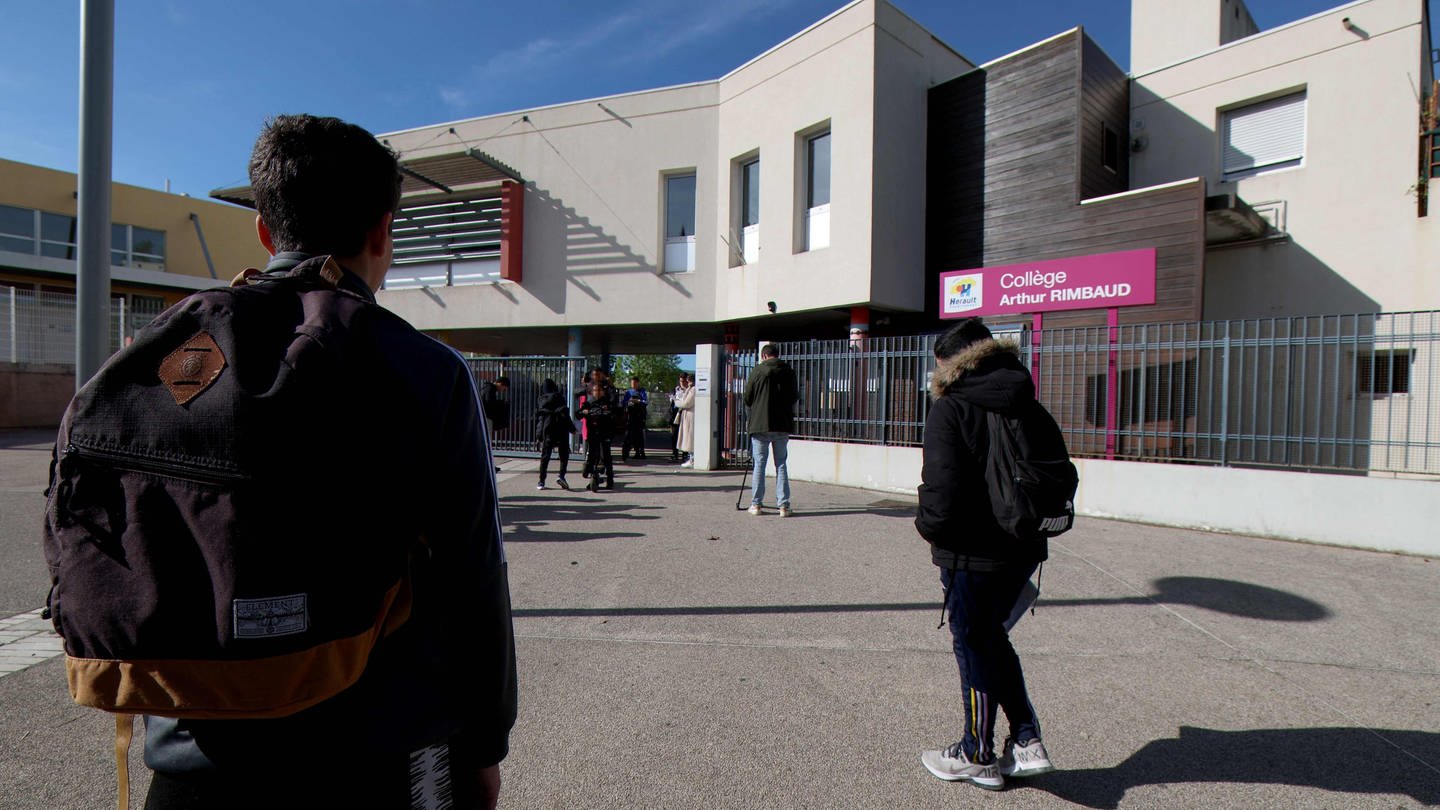 Schüler kommen in der höheren Schule, College Arthur-Rimbaud, an, einen Tag nachdem ein Mädchen außerhalb der Schule angegriffen wurde. (Foto: dpa Bildfunk, picture alliance/dpa/AFP | Pascal Guyot)