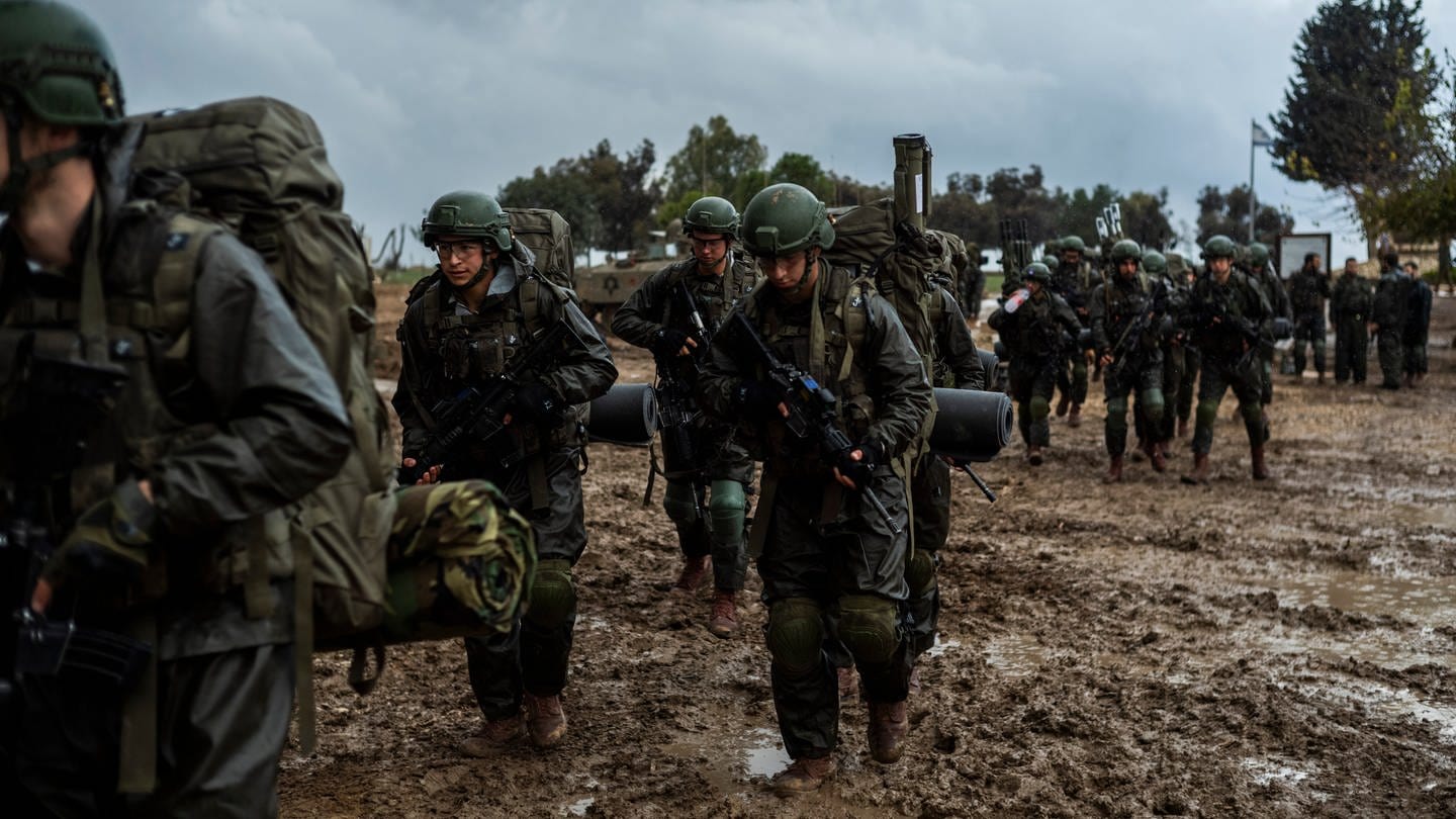 Archiv: Israelische Soldaten begeben sich zu einem Sammelpunkt nahe der Grenze zum Gazastreifen. (Foto: dpa Bildfunk, picture alliance/dpa | Ilia Yefimovich)
