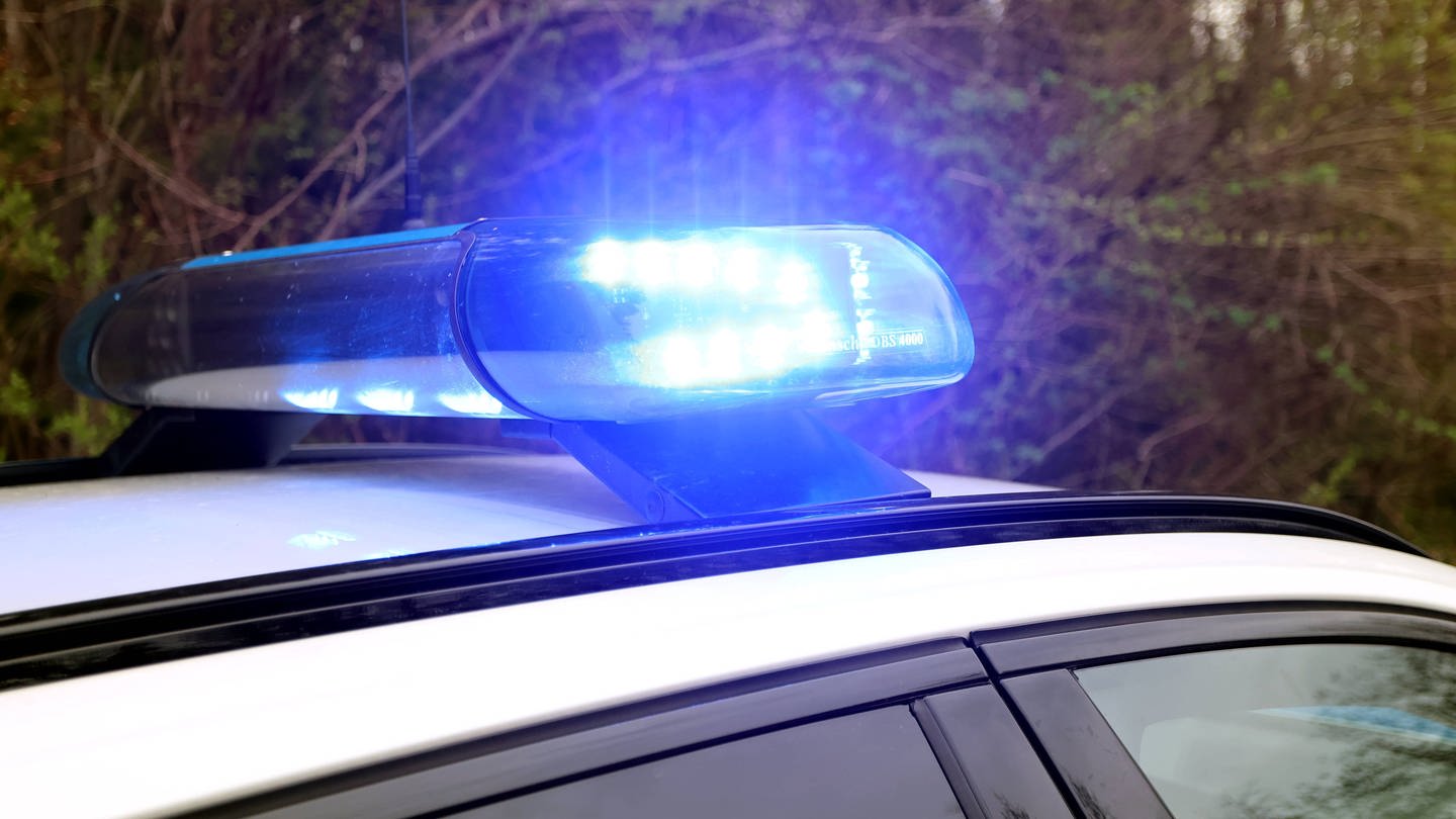 Landkreis Böblingen: Zwei Junge Männer waren angeblich mit ihrem Auto liegen geblieben. Sie zockten einer 22-Jährigen Benzin und Geld ab. (Foto: IMAGO, IMAGO / Ulrich Wagner)