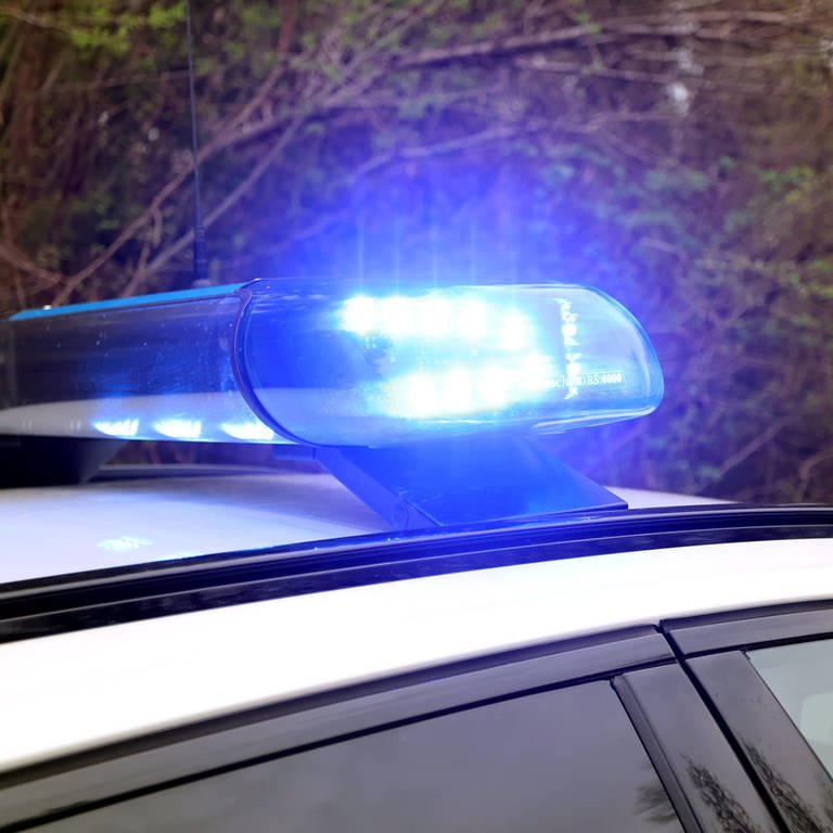 Landkreis Böblingen: Zwei Junge Männer waren angeblich mit ihrem Auto liegen geblieben. Sie zockten einer 22-Jährigen Benzin und Geld ab. (Foto: IMAGO, IMAGO / Ulrich Wagner)