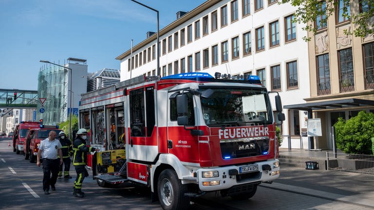 Feuerwehrfahrzeuge stehen vor dem Landgericht Trier. (Foto: dpa Bildfunk, picture alliance/dpa | Harald Tittel)