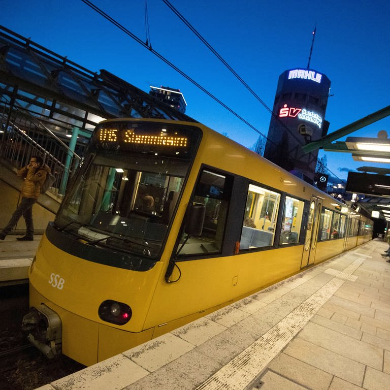 Eine Stadtbahn der VVS fährt in die Haltestelle am Pragsattel ein.