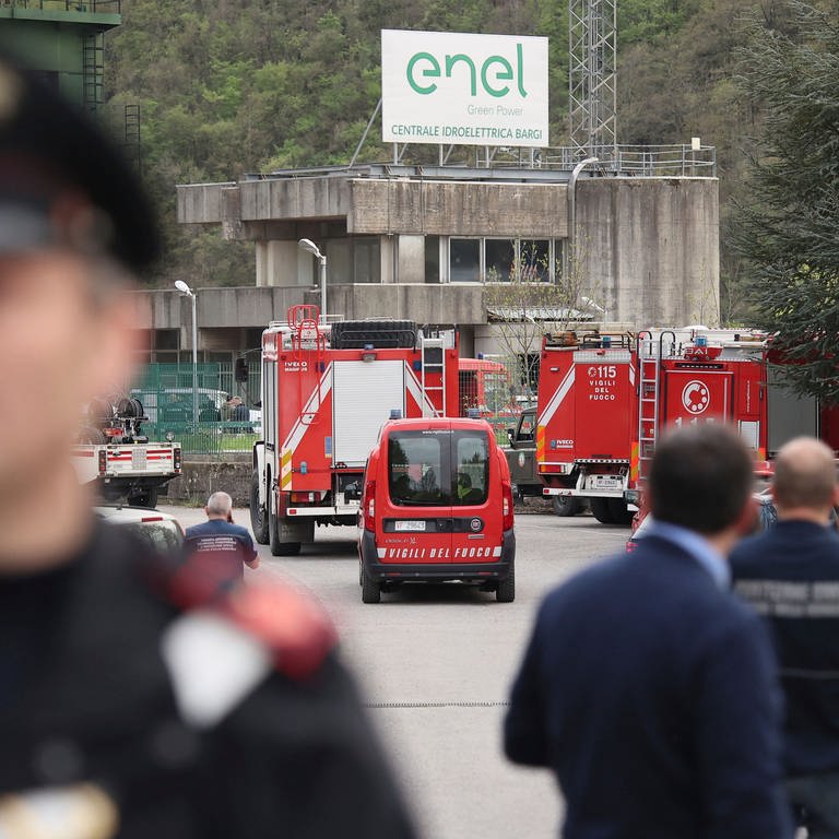 Feuerwehrfahrzeuge am Ort einer Explosion in einem Wasserkraftwerk am Stausee von Suviana. Bei einer Explosion in einem Wasserkraftwerk an einem Stausee im Norden Italiens sind mehrere Arbeiter ums Leben gekommen.