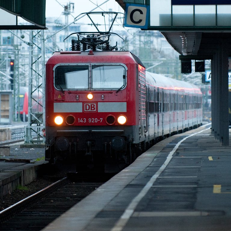 Stuttgart: Ein Regionalzug fährt in den Hauptbahnhof ein.