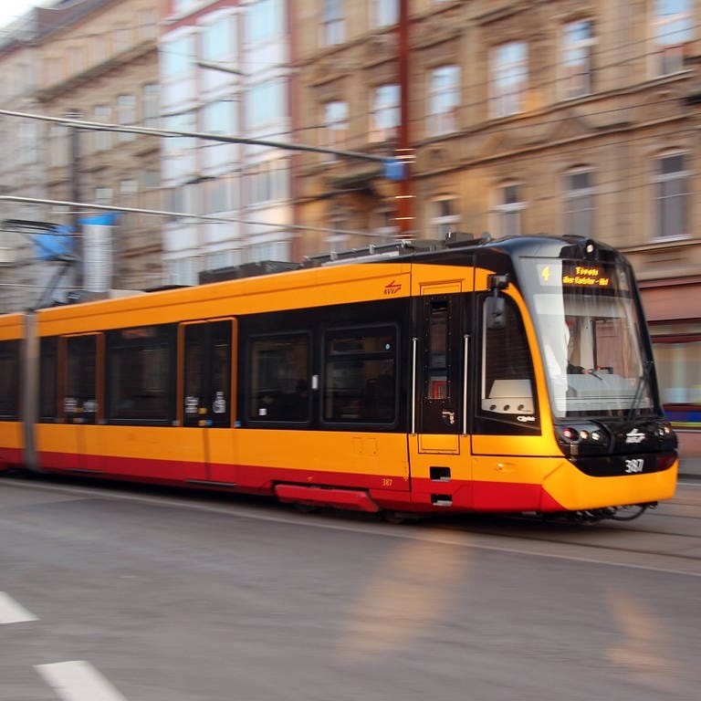 Straßenbahn fährt durch Karlsruhe (Foto: IMAGO, Ralph Peters)