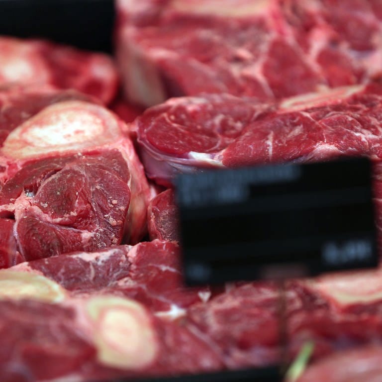 Rinderbeinscheiben liegen in einem Supermarkt hinter Preisschildern in der Auslage der Fleisch-Theke. (Foto: dpa Bildfunk, picture alliance/dpa | Oliver Berg)