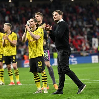 Dortmunds Trainer Edin Terzic (M, r) und die Spieler von Borussia Dortmund applaudieren nach Spielende. (Foto: dpa Bildfunk, picture alliance/dpa | Federico Gambarini)