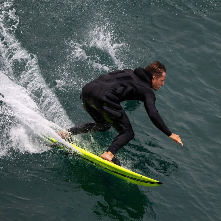 Sebastian Steudtner knackt den Weltrekord im Surfen auf der höchsten Welle. (Foto: SWR DASDING, picture alliance/dpa/limax images | Joerg Mitter)