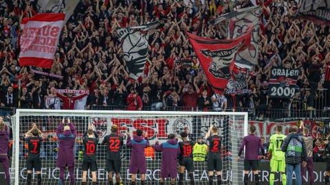 Die Mannschaft von Bayer Leverkusen feiert Sieg vor der Kurver der Fans: Am Wochenende könnte Bayer Meister werden.