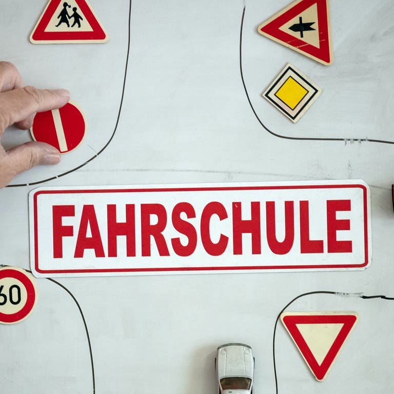 Ein Magnet mit der Aufschrift «Fahrschule» ist an einer Wandtafel mit verschiedenen Verkehrsymbolen zu sehen. (Foto: dpa Bildfunk, picture alliance/dpa | Swen Pförtner)