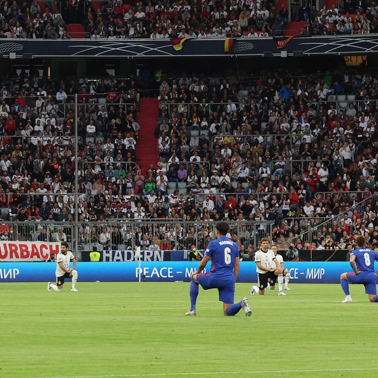 Die deutschen Fußball-Nationalspieler setzen gemeinsam mit den Engländern vor dem Anpfiff des Nations-League-Spiels in München ein Zeichen gegen Rassismus