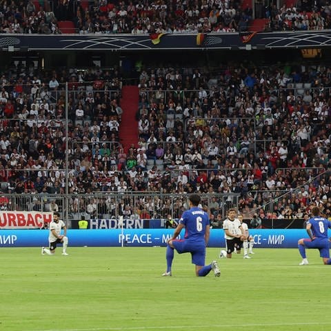 Die deutschen Fußball-Nationalspieler setzen gemeinsam mit den Engländern vor dem Anpfiff des Nations-League-Spiels in München ein Zeichen gegen Rassismus (Foto: dpa Bildfunk, Picture Alliance)