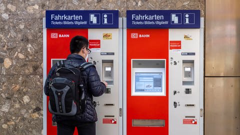 Fahrkartenautomat der Bahn im Bahnhof Karlsruhe