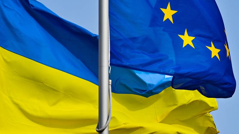 Eine Ukraine-Flagge neben einer EU-Flagge